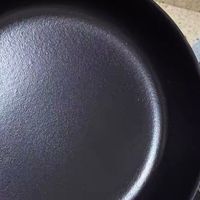唯米乐珐琅铸铁煎锅：物理不粘，锁热均匀