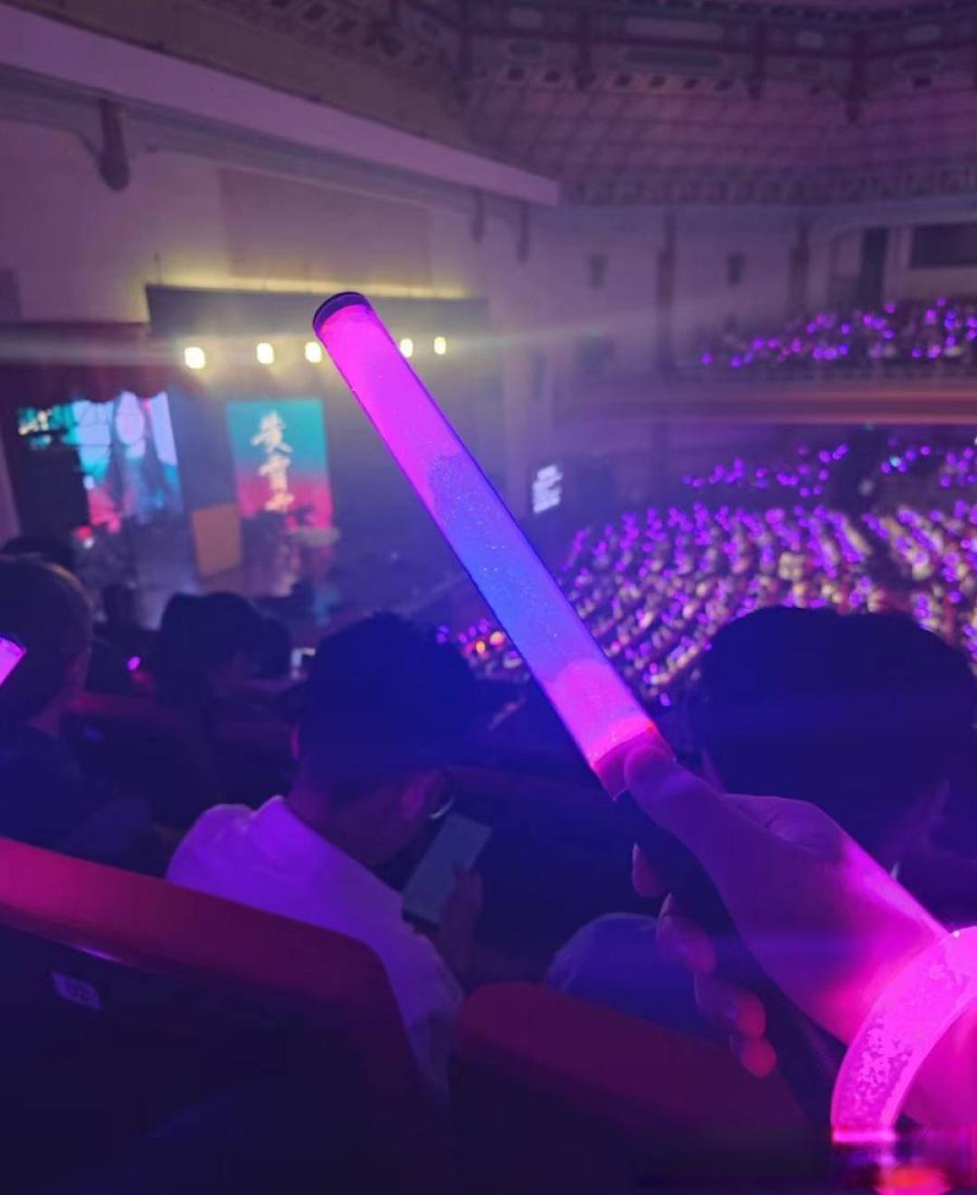 黄星演唱会:病中坚守舞台展匠心,举重若轻台风显魅力,澳门盛典展望新篇章