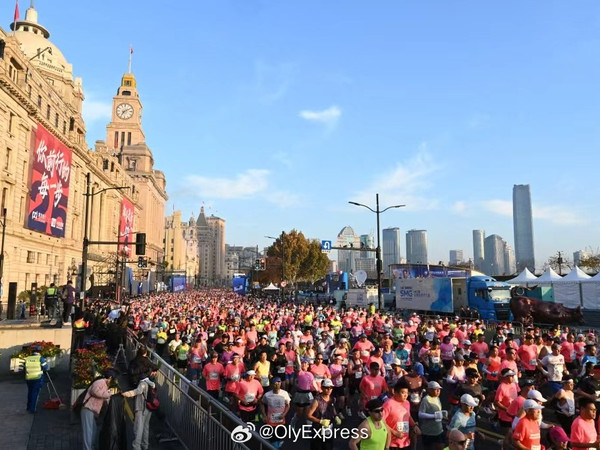 #上马赛后如何进行营养恢复# 11月30日，2025年上海马拉松赛精彩进行。冲过终点线的瞬间，是汗水与热爱的加冕，而科学的赛后营养补给，才是跑者健康续航的关键。据专家介绍，马拉松完赛后，需要及时补充糖