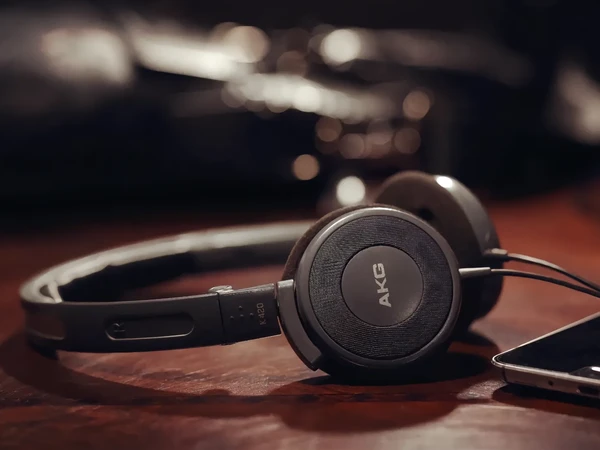 那时的快乐很简单，是海军蓝k420带来的。一部手机，一只耳机就能很快乐。如今再好的设备也听不出那个味道。
有谁认识这个耳机？你曾经拥有过吗？
#akg #k420 #头戴式耳机 #hifi耳机 #耳机