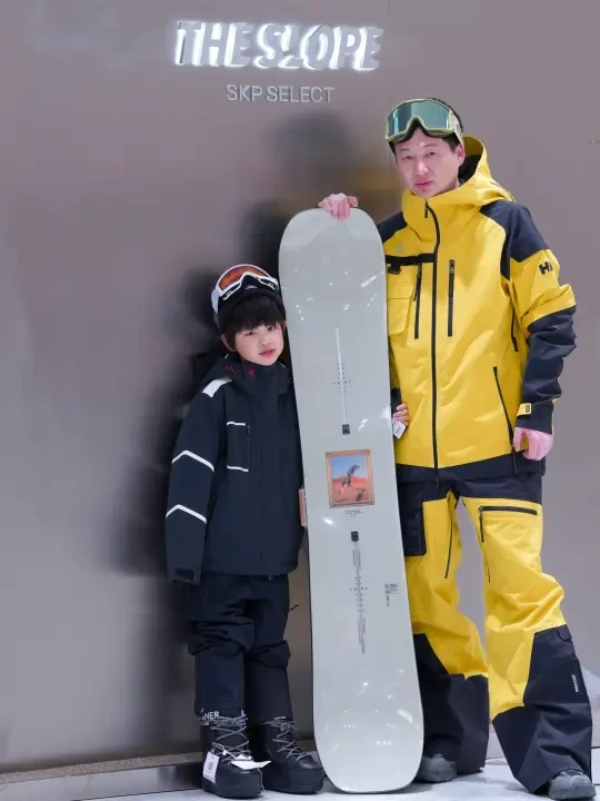 滑雪装备升级！⛷️王一博同款雪服帅炸了！