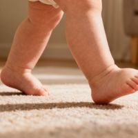 宝宝学走路可以不穿鞋吗？我们汇总了687+用户真实观点