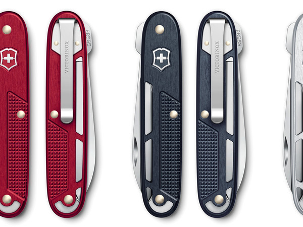 #Victorinox维氏#铝面新艺系列瑞士军刀，重新定义日常生活分类。单刃折叠瑞士军刀，重量仅 54 克，薄至 16 毫米，兼具耐用性与轻量感，随身携带毫无负担；配备 2 项核心功能，保障使用安全的