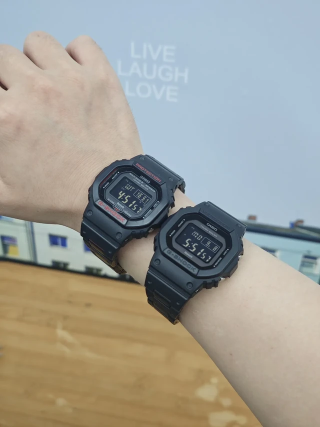 纠结党狂喜!GW-B5600HR-1&B.最近把 GW-B5600HR-1 和 GW-B5600BC-1 都收入囊中,
用下来发现两款超对味!
周末去公园骑行戴 HR-1,
红色调在阳光下超亮眼,
搭