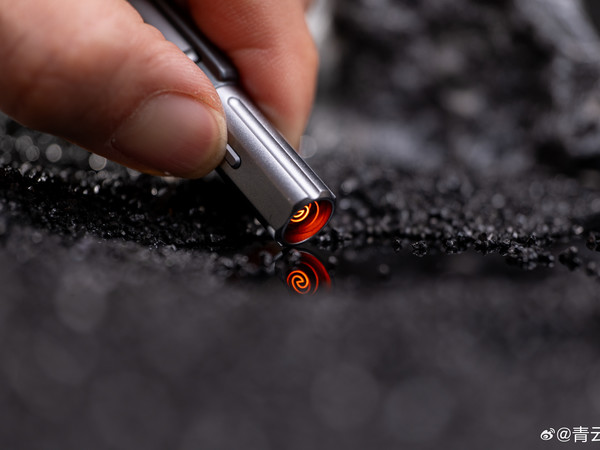 分享一根目前为止我看到过最全能的数据线，AOHI的普罗米修斯数据线对，就是那个盗火的普罗米修斯，这个数据线是真的携带了一个赛博火种，一边可以生火，另一边是钛合金切割刃，本身更是支持240W的超高充电功