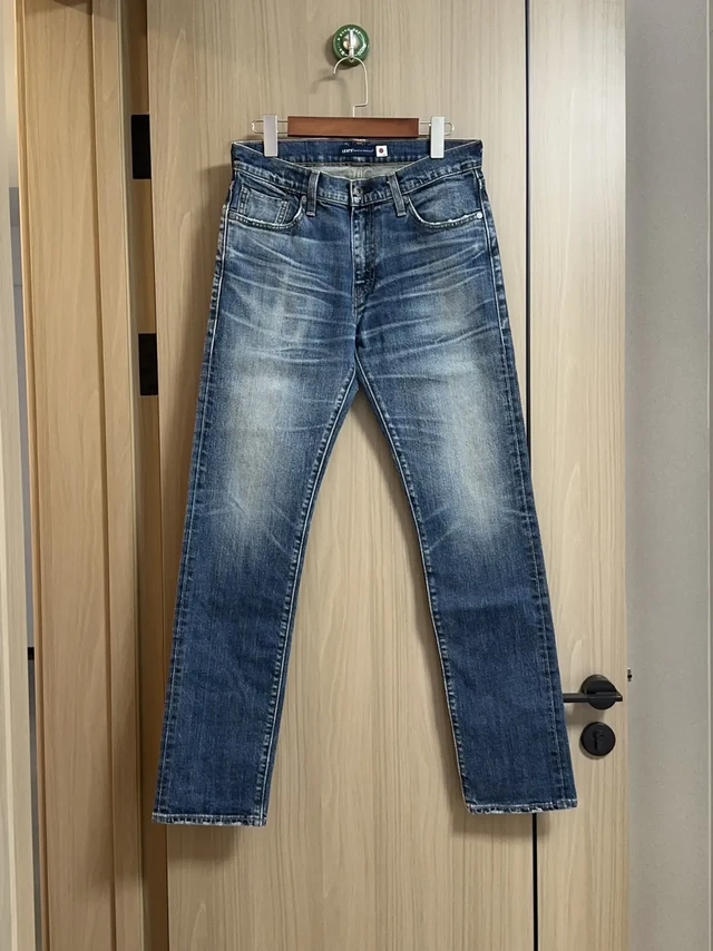 Levis 511 LMC.日产赤耳李维斯LMC511午夜蓝牌
levis 56497-0041 
日产午夜蓝牌系列，
这条511用料厚实，
水洗带黄 赏心悦目。 
Size：30x32 
平铺实测：
