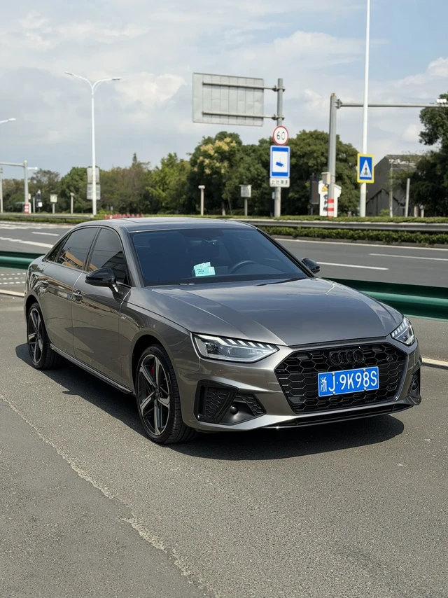 奥迪A4L液态金属银。奥迪A4L升级项目：
AX液态金属银，字标黑化
硬速CS6卡钳搭配380树枝碟，
后轮卡钳做同色烤漆，
简简单单提升一下运动感
#台州硬速代理 #硬速卡钳#液态金属银
#奥迪A4