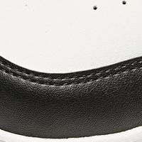 安德玛童鞋：轻便透气设计