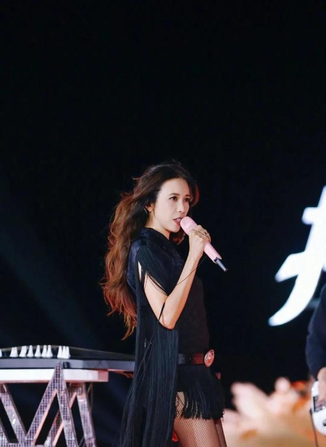 为哀悼火灾遇难者,莫文蔚取消香港演唱会并捐款百万