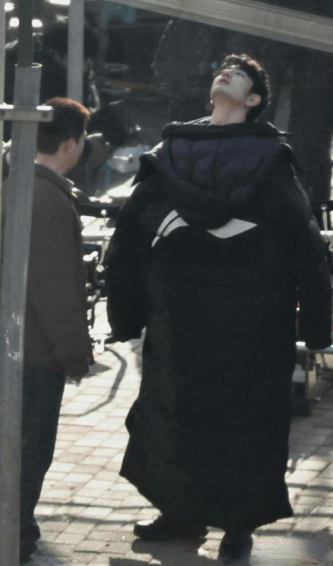 不只带货,肖战的羽绒服还穿出了态度与人品的温度