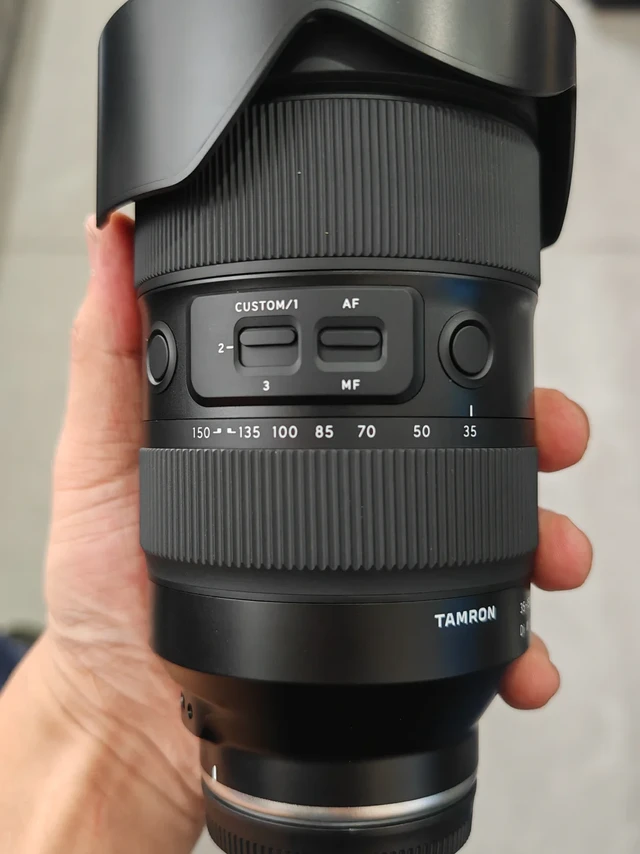 腾龙35-150，画质杠杠的，重是没话说，不过我已经习惯了，跟拍一场下来下来没感觉了，男生可以考虑，女生就算了吧！听说吸尘器，但是还是自己习惯吧，我反正非常爱惜这些东西，我无所谓。
#镜头 #索尼 #