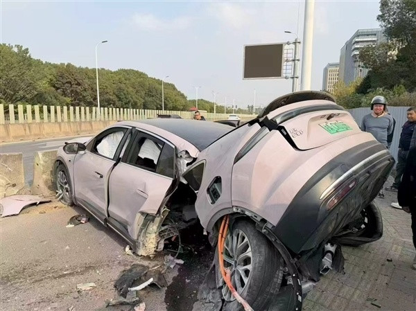 女生开蔚来EC6撞断成两截，毫发无伤是安全神话？1000+用户观点大交锋