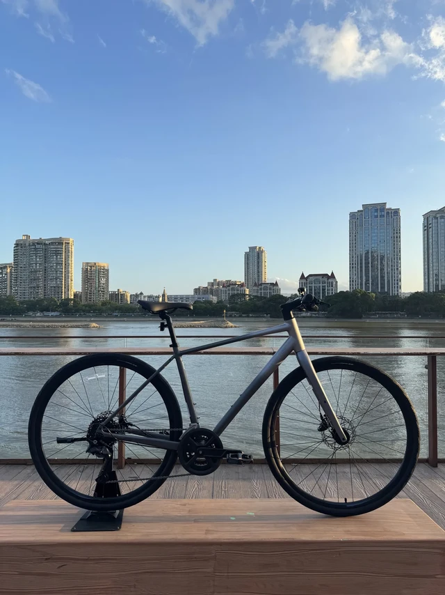 2026款ESCAPE 1 PLUS.捷安特escape1升级版来啦
新配色：全消光钛光银/全消光木炭灰 
✅车架：GIANT 700C ALUXX铝合金车架12X142mm
✅前叉：GIANT 碳纤