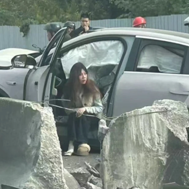 女司机开蔚来EC6撞断成两截，车门自动解锁人安然无恙，用户真实观点大PK