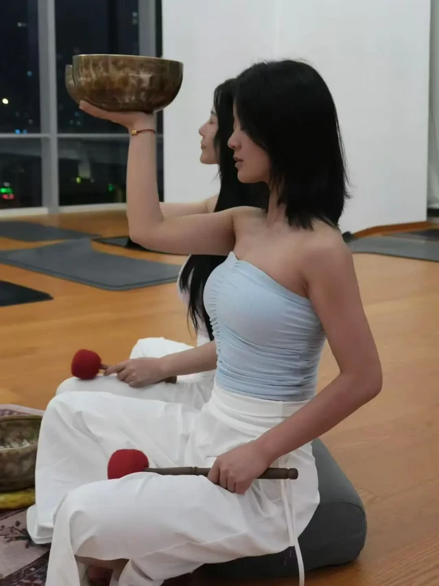 热销 | 柔软与稳固，缺一不可 
这款抹胸没有不舒适的防滑带
也能温柔地贴合在身上 
搭配自在的阔腿裤
张张拍出来都是大片~#一梵瑜伽用品专家#开瑜伽馆买装备找一梵#一梵瑜伽周边先锋品牌#预瑜伽服#背