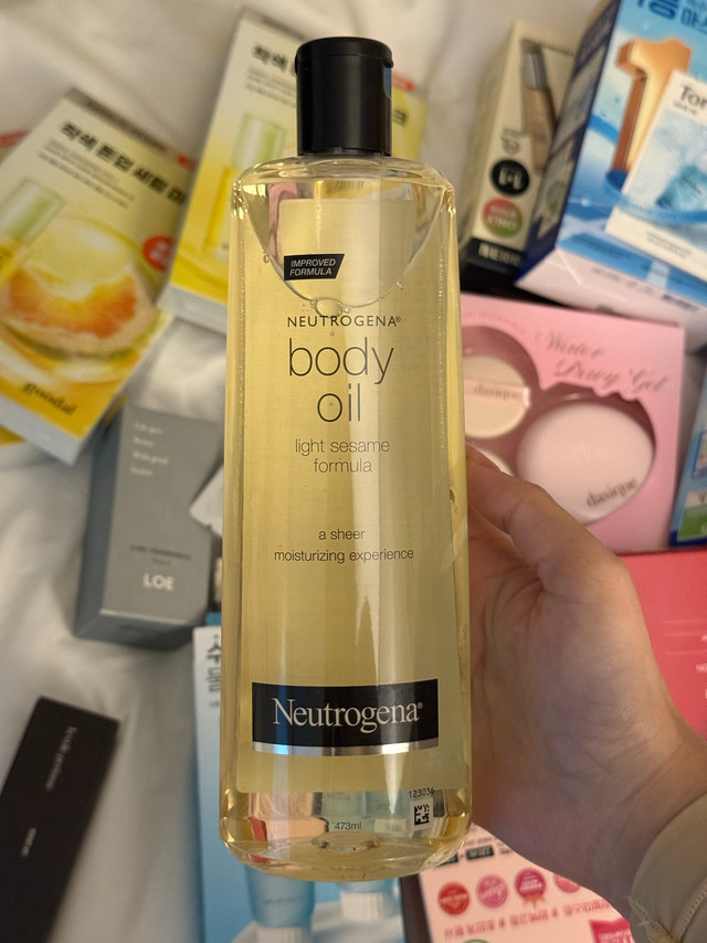 这个身体油大有讲头前段时间我刚买derma:b水蜜桃味的身体油结果来线下更种草这款这个比那款更好吸收更清爽一些！香味derma:b胜      使用感这个胜！可以洗完澡后，趁身体还有点湿润时直接用油然