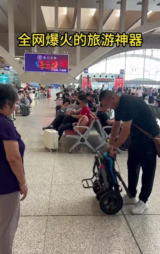父母想出去旅游的，给安排一个这个铝合金折叠的手推车，想去哪里推哪里，它小巧轻便，方便携带#源头实力厂家 #小推车 #折叠手推车 #带父母旅行