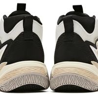 安德玛篮球鞋：专业设计与科技结合