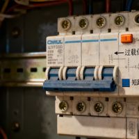 名中带“空气”，却与风无关：空气开关的“空气”究竟是什么？