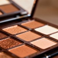 平价国货彩妆 vs 国际开架眼影？50+真实用户观点告诉你新手第一盘怎么选