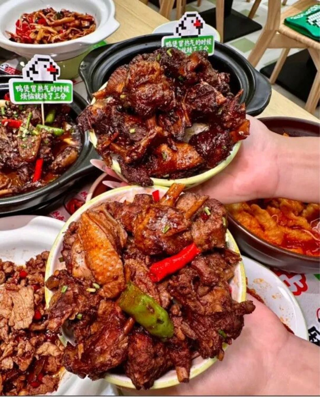 绝味开出“绝味煲煲”!卤味巨头跨界砂锅快餐新赛道