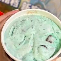 “邦邦硬”冰淇淋吃法爆火，DQ市场部绷不住了！