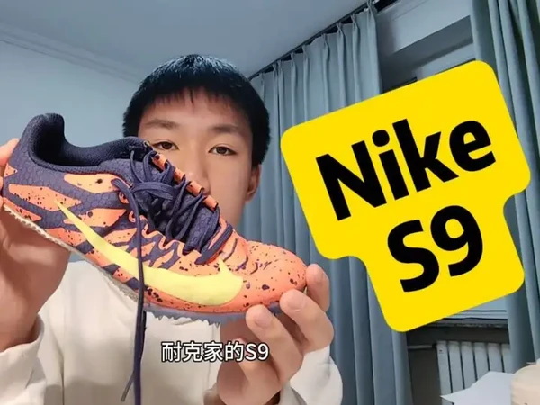 Henry3分钟说#钉鞋 ：
#S9 #Nike    #田径 #热爱 
一双带给我无数回忆的钉鞋