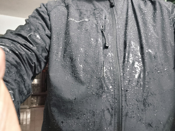 一件靠谱的“空气铠甲”：我的京造御风兽软壳衣雨中实测