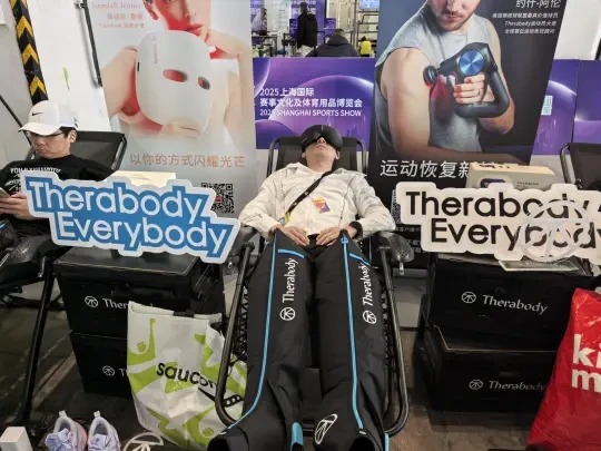 今天的体博会现场与Therabody 赛锐博碰面了，百闻不如一见，作为世界顶尖的体育运动合作伙伴其运动康复理疗产品也是遥遥领先。
	
先是体验了气动压缩靴，真的是太好用了，20分钟理疗后腿部完全释放压