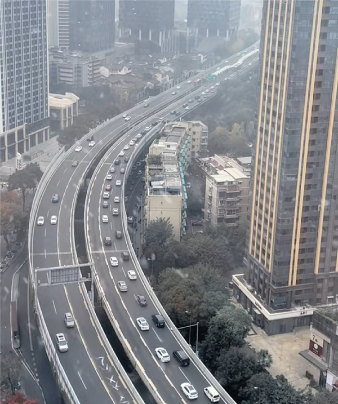 成都堵车也没人走公交车道!本地网友:不是我们素质高 而是摄像头像素高
