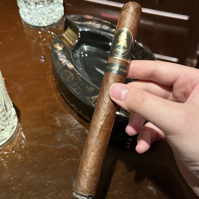 大卫杜夫 温斯顿丘吉尔至暗时刻。Davidoff Winston Churchill The Late Hour Churchill
尺寸：长度178 环径48丘吉尔 产地：多米尼加
状态：干湿度适中