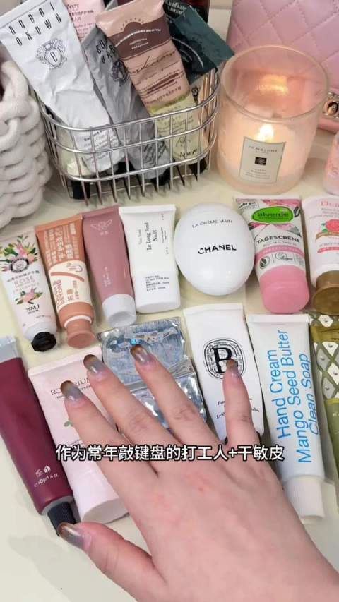 #一生推的护手霜##美妆V赏##兴趣潜力计划#今天分享几款我在秋冬季节无限回购的护手霜，它们用细腻的呵护，让双手在干燥时节也能保持柔软水润。香奈儿鹅蛋护手霜：它有着极具辨识度的鹅蛋造型，放在包包里，是