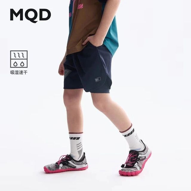 马骑顿 藏青童裤采用吸湿速干面料，能帮助孩子在夏日活动时保持清爽，适合日常运动穿着。