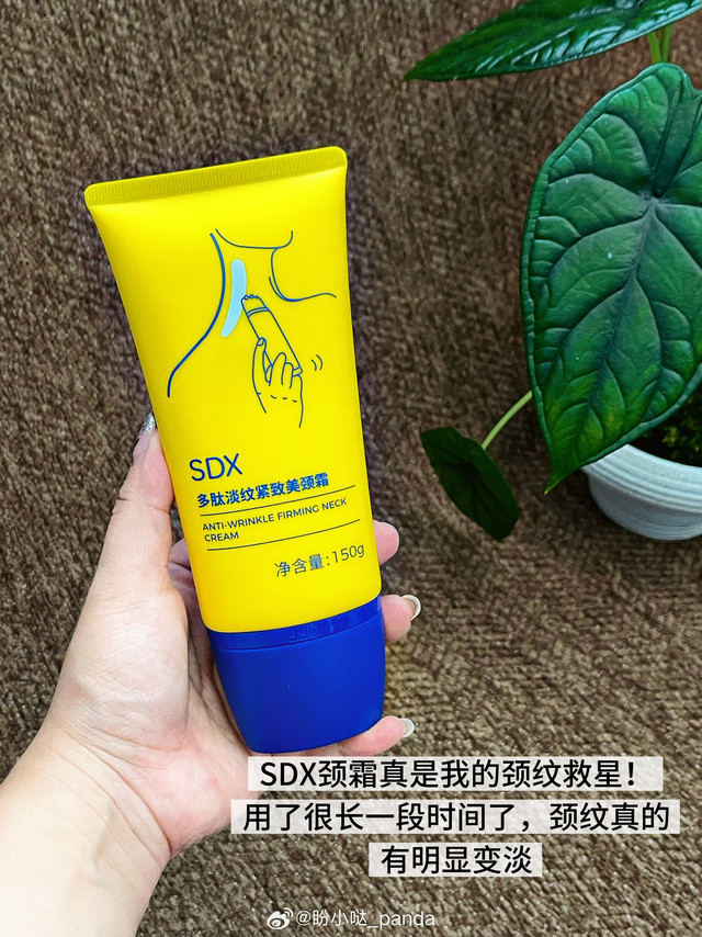 不知道你们有没有同感?某天照镜子,突然发现脖子上那几道深深的“年轮”,瞬间心凉了半截!生完弟弟后,感觉我的颈纹严重了好多!😭低头喂奶、弯腰陪玩、间隙疯狂刷手机等等,都是颈纹暴增的源头!😭以前护肤的终点