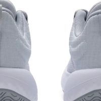 安德玛女鞋：缓震与透气兼备