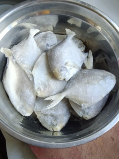 京东45块钱买了三袋舟山银鲳鱼，鱼不错，新鲜