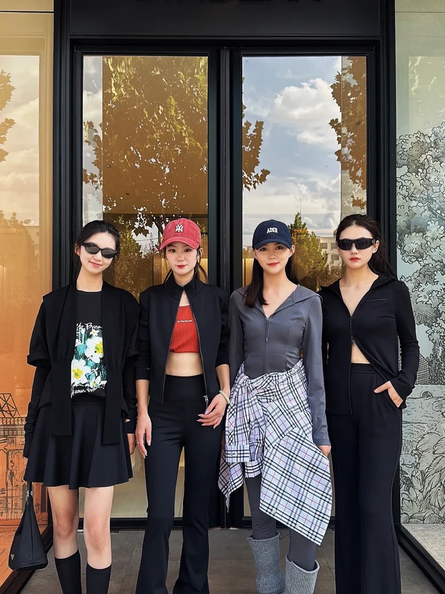 哥弟/一键试穿搭😎。#GIRDEA初秋高能量运动穿搭分享
在健身房被问爆的穿搭分享来啦
今天给大家分享4套的健身服
适合多种运动场景和运动模式
室内、室外、越野都轻松拿捏🏃‍♀️#气场全开 #酷女孩穿