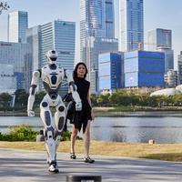 国产T800机器人发布，动作丝滑被疑CG，18万起售欲告别玩具时代