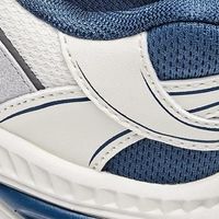 安德玛童鞋：透气轻便设计