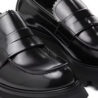 ALEXANDER MCQUEEN漆面皮革乐福鞋设计亮点