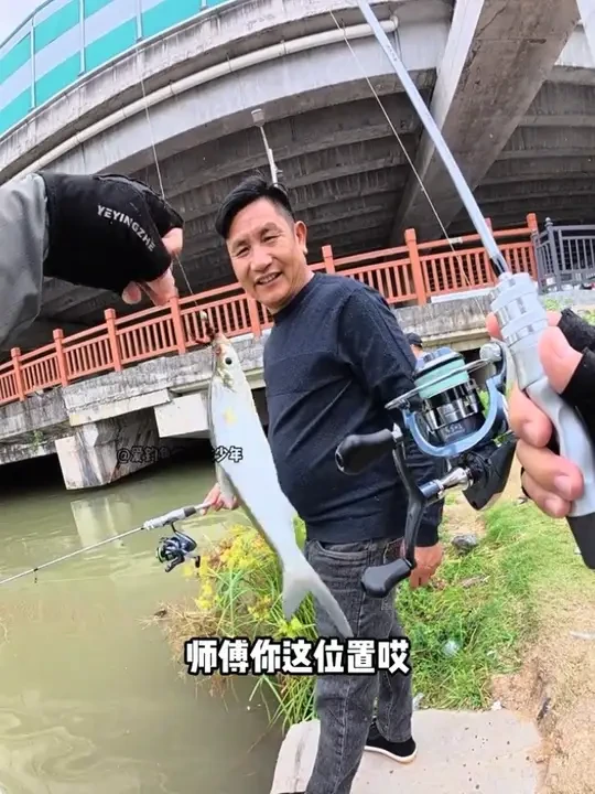 花20元请了个男摩带我钓鱼 澳卡银鲈路亚套装89元一套，竿轮线饵都配齐，还发顺丰快递，非常适合刚入门的新手学生党#野钓路亚 #路亚教学 #路亚翘嘴 #路亚新手 #路亚装备搭配