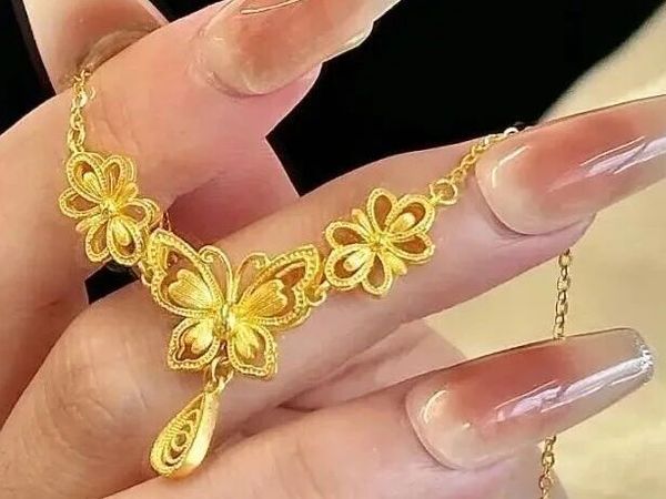 黄金三生花项链｜浪漫不过时，每一瓣都开在心上