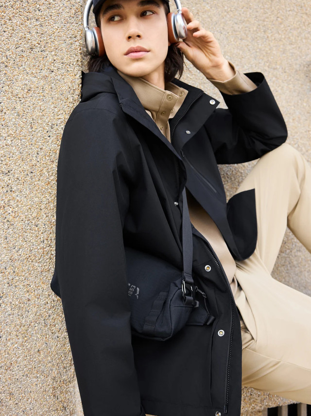 #穿搭指南# 【@法国AIGLE 】1套装备·2种天气·24h从容1套装备，解锁24h风雨勿扰模式沉浸式Citywalk，即刻出发！ ☔上身：AIGLE夹克防水透汽，有型又舒适👖下身：防泼水长裤+GO