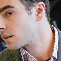 顶流帅哥嫌犯出庭穿搭更新！为了减刑，老实人必备格子衫都穿上了