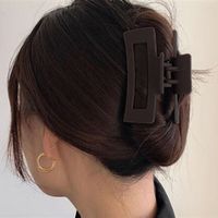 女子坐电瓶车摔倒：头被鲨鱼夹扎破