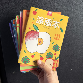 给幼儿园的外甥女安排手绘绘画本，多学习彩色和手绘！