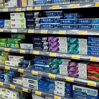 多亏牙医的提醒：这4种牙膏尽量别买，不仅多花钱还可能伤牙