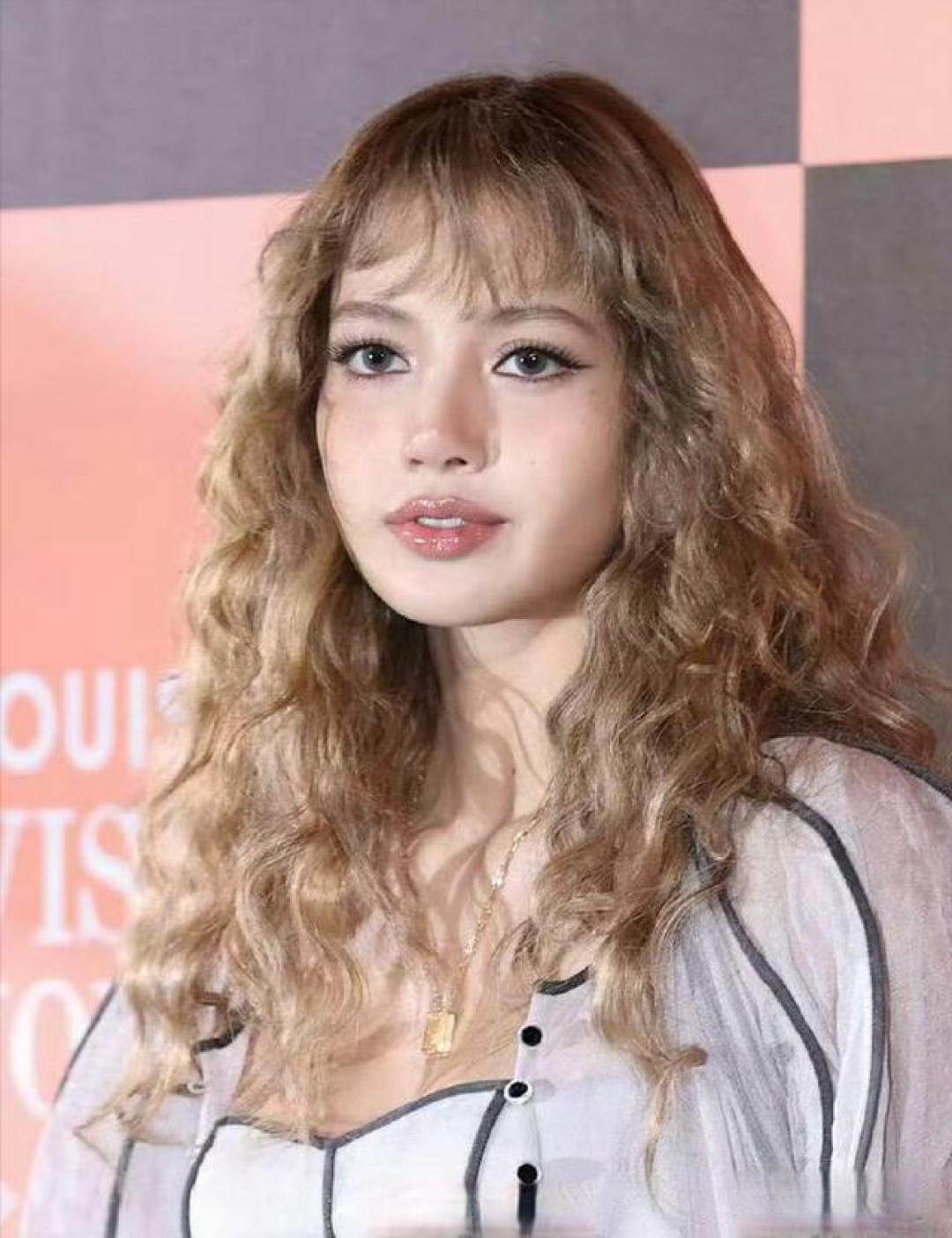 Lisa芭比卷发造型惊艳LV活动，糖果色穿搭甜酷十足站稳C位