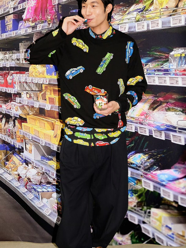 #国金，推荐#Moschino 2026 春夏男装系列 Collezione 05，多彩汽车跃上黑色卫衣，迸发玩酷的街头信号。#MoschinoSS26##Collezione05##Moschino