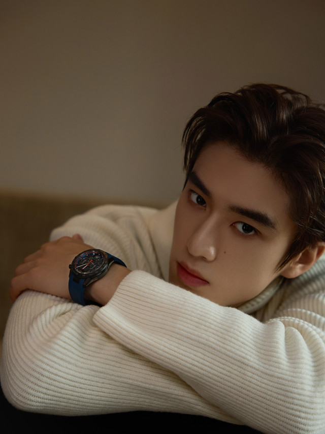 张康乐 x TAG Heuer泰格豪雅 📸分享一组演员张康乐佩戴泰格豪雅卡莱拉系列上海限量版 Extreme Sport 陀飞轮计时码表的帅照！这支腕表和张康乐真的很配，既有硬朗线条，又不失优雅的底色